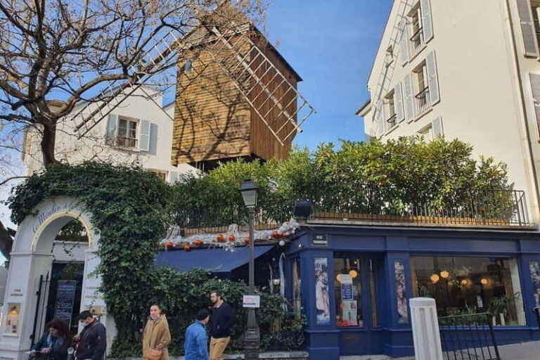 Tour of the Montmartre district with a local guide in Italian - Authentic Experience Through a Local Lens
