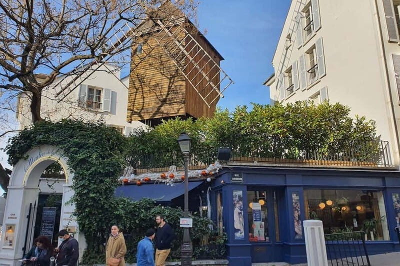Tour of the Montmartre district with a local guide in Italian - Authentic Experience Through a Local Lens