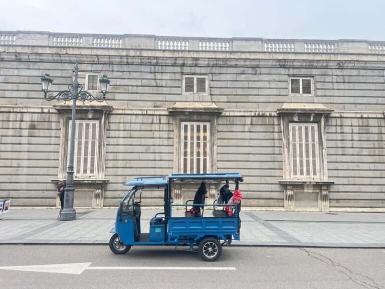 Tuktuk historical tour of Madrid 1 Hr in a fun and original way - FAQ