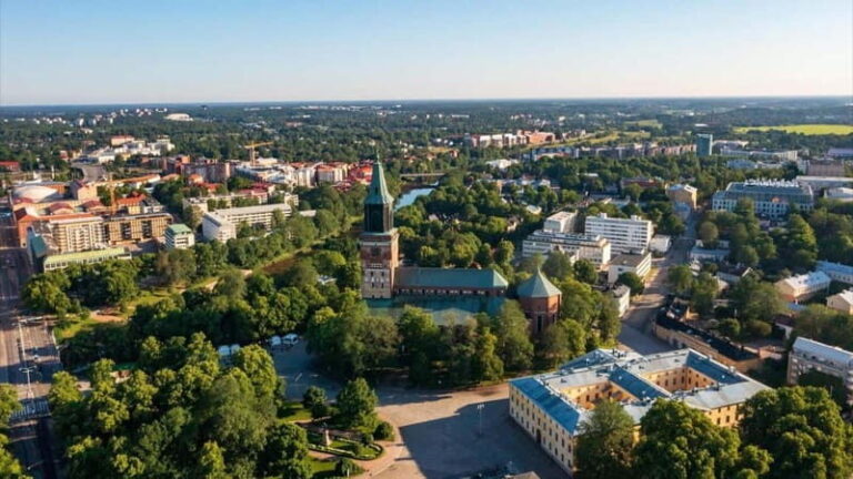 Turku: Express Walk with a Local in 60 minutes - Detailed Breakdown of the Tour