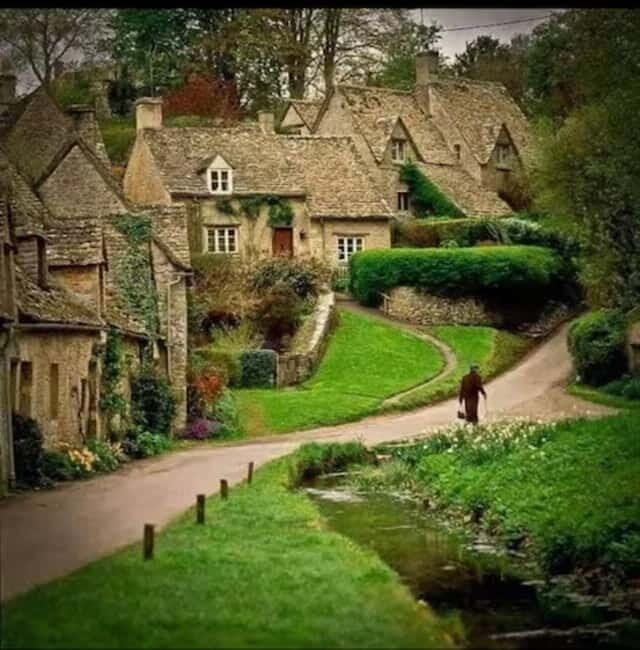 "Unforgettable Cotswolds Villages & Windsor Day Tour - Longer Stops for Exploration and Photos