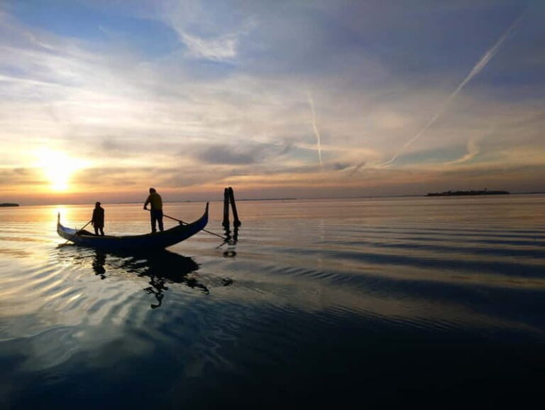 Venice: a boat tour amid the whispering water and light, a reality waiting to be discovered. - Different Tour Options: Tailoring Your Venetian Experience