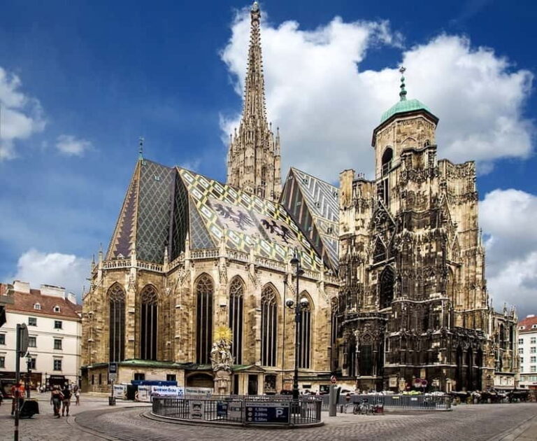 Vienna: Sightseeing Tour in an 8 seats electric classic car - Who Will Love This Tour?