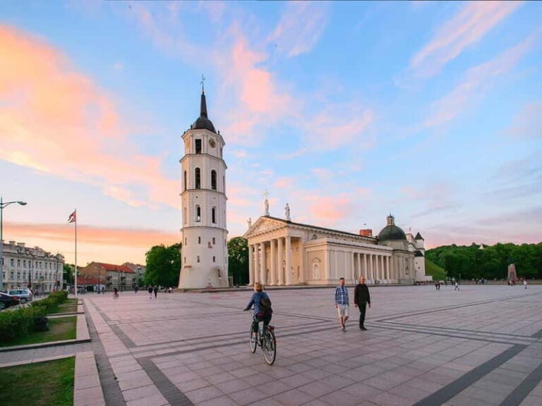 Vilnius: Capture the most Photogenic Spots with a Local - The Highlights of the Tour