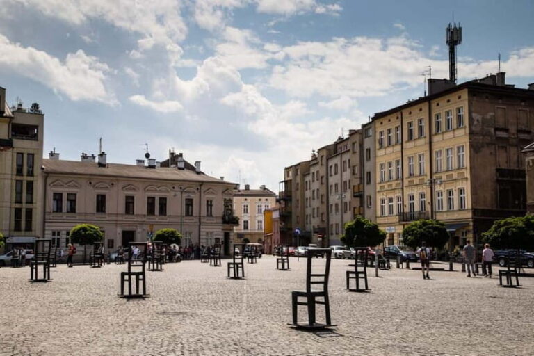World War Two in Krakow: Jewish Quarter and Ghetto Tour - The Guide and Group Experience