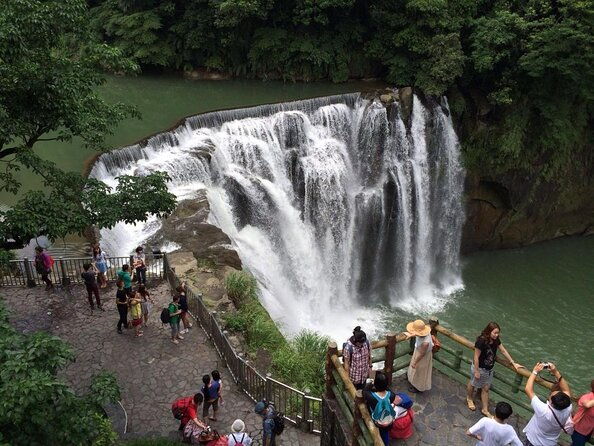 Yehliu, Jiufen & Shifen Private Tour from Taipei with Pickup - Key Points