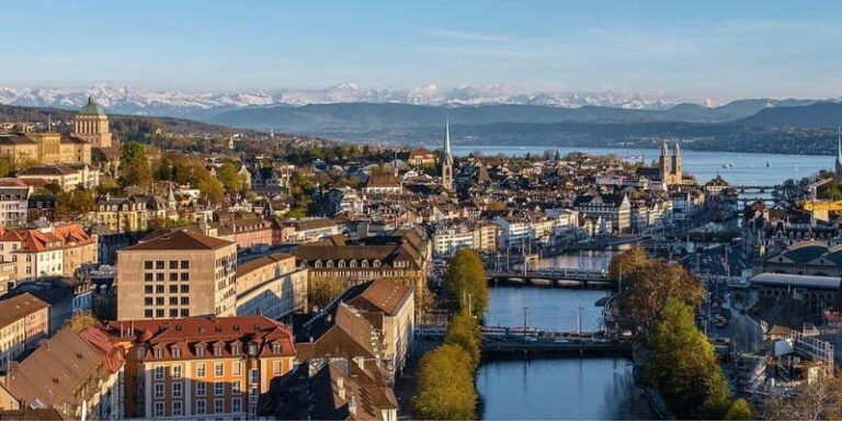 Zurich Walking Tour: Switzerland Heart - Bahnhofstrasse and Zurich’s Shopping Paradise
