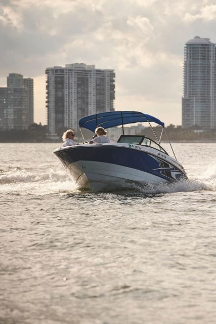 1 hour Miami Private Boat Ride with champagne and captain - An In-Depth Look at the 1-Hour Miami Private Boat Ride