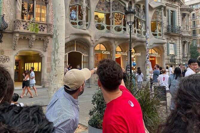 Barcelona: Gaudí, Tapa, Drink & Hidden Architectural Gems - Passeig de Gràcia: A Showcase of Modernist Marvels