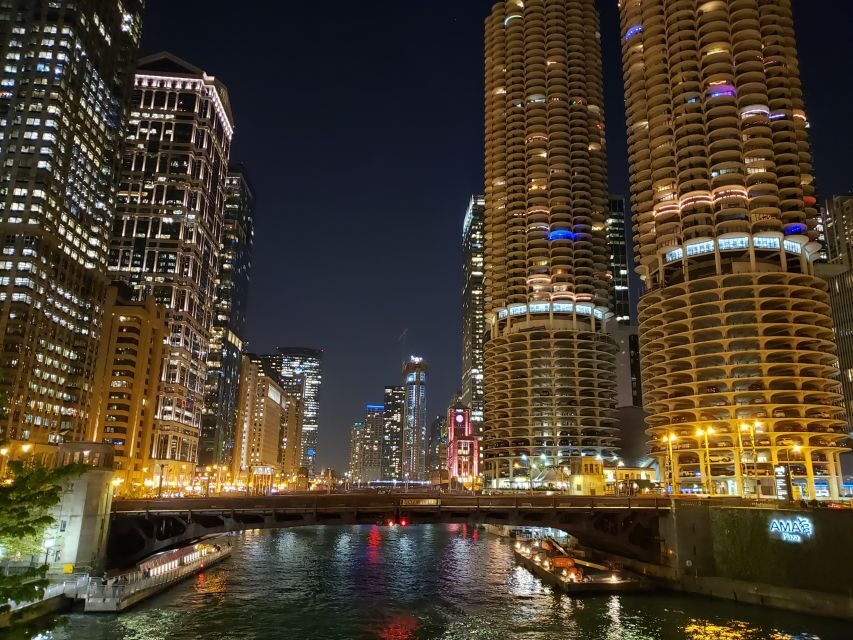Chicago: Narrated River and Lake Cruise by Night
