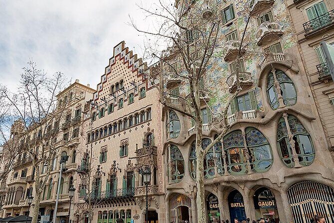 Gaudi & Sagrada Familia Donation-Based Tour in English - Who Should Consider This Tour?