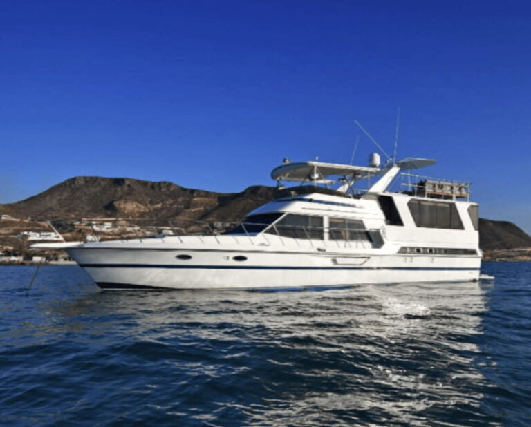 La Paz: Deluxe Yacht Adventure with Paddleboarding - Included and Not Included