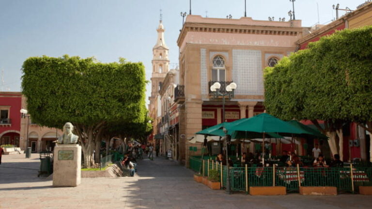 Leon: City Center Guided Tour with Nieve de Garrafa Tasting - Why This Tour Works Well for Travelers