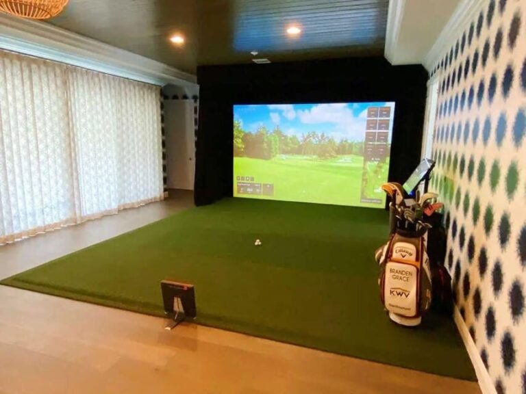 NYC Midtown: VR Golf Experience with Pizza and Beer - Who Would Love This?
