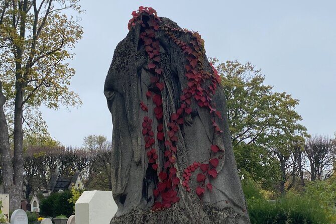 Père Lachaise's Cemetery Celebrities and Ghosts Mystery Tour - A Closer Look at the Tour Experience