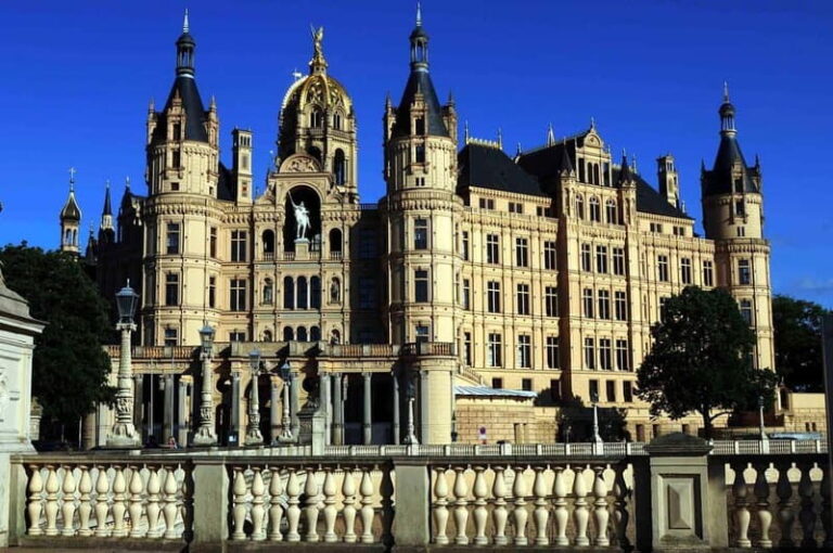 Schwerin - Private Tour of the Castle Exteriors & Cathedral - Admiring the Schwerin Cathedral