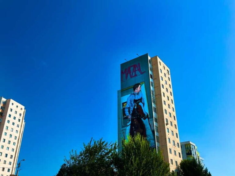 Tbilisi: Soviet Suburbs and Murals Exhibition Guided Tour - Exploring the Murals on Soviet Buildings