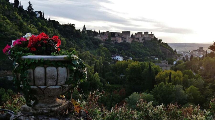 Albaicin and Sacromonte: Guided tour and sunset at Mirador San Nicolas - Analyzing the Value and Experience
