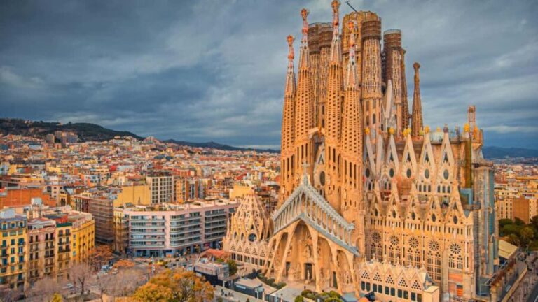 Barcelona: Guided visit of the Sagrada Familia - The Experience: Step-by-step Breakdown