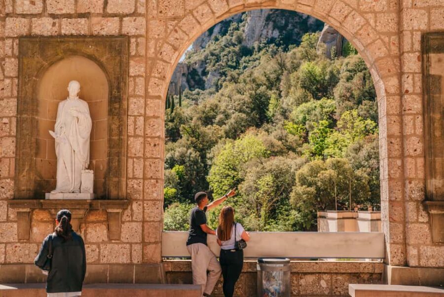 Barcelona: Montserrat Monastery & Sagrada Familia Tour - The Return to Barcelona and Free Time
