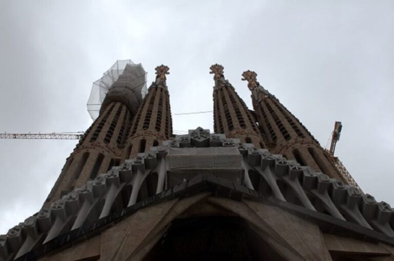 Barcelona: Sagrada Familia Tour of the Facades in German - Why This Tour Works for Different Travelers