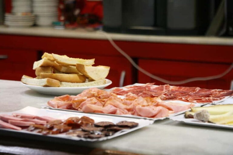 Barcelona Tapas Tastings Food Crawl Walking Tour & VIP Entry - A Detailed Look at the Barcelona Tapas Food Crawl & VIP Night