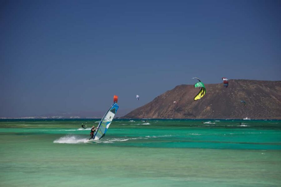 Beginner windsurf course in El Cotillo (4 hours) - Who Would Enjoy This Experience?