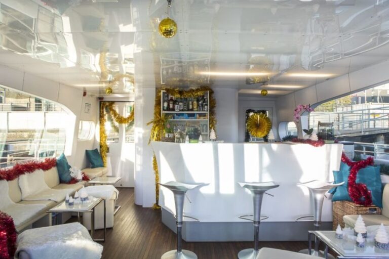 Berlin: Christmas Sightseeing Boat Tour - Authentic Experiences and Passenger Insights
