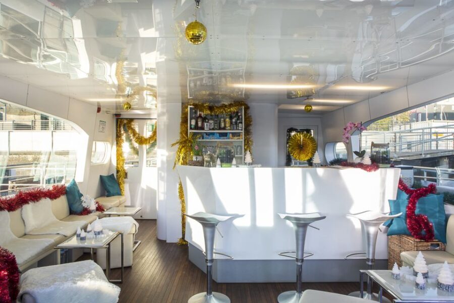 Berlin: Christmas Sightseeing Boat Tour - Authentic Experiences and Passenger Insights