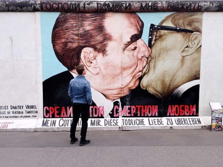 Berlin: From East to West & Wall Tour by Bike with a Guide - What to Expect During the Ride