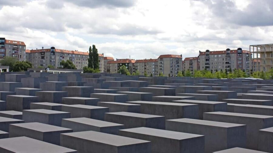 Berlin: Historical Walking Tour with Live Music - The Experience: A Deep Dive