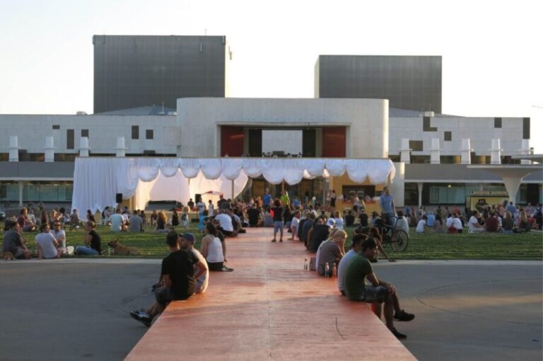Blick hinter die Kulissen  Führung: Staatstheater Darmstadt - Authentic Experiences and Practical Details