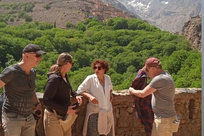 De Marrakech: Visite des montagnes de l'Atlas avec un guide - First Stop: Berber Art and Culture