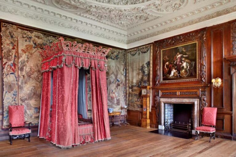 Edinburgh: Castle Guided Tour & Holyrood Palace Ticket - Summary: Who Will Enjoy This Tour?