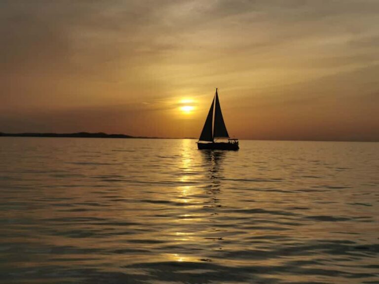 Elegant Sunset cruise under sails,large yacht,full comfort - Why This Cruise Works for Different Travelers