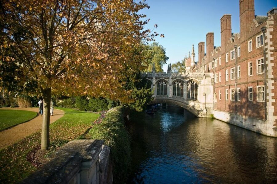 Explore Cambridge with Family  Private Walking Tour - Starting Point: Cambridge University Botanic Garden