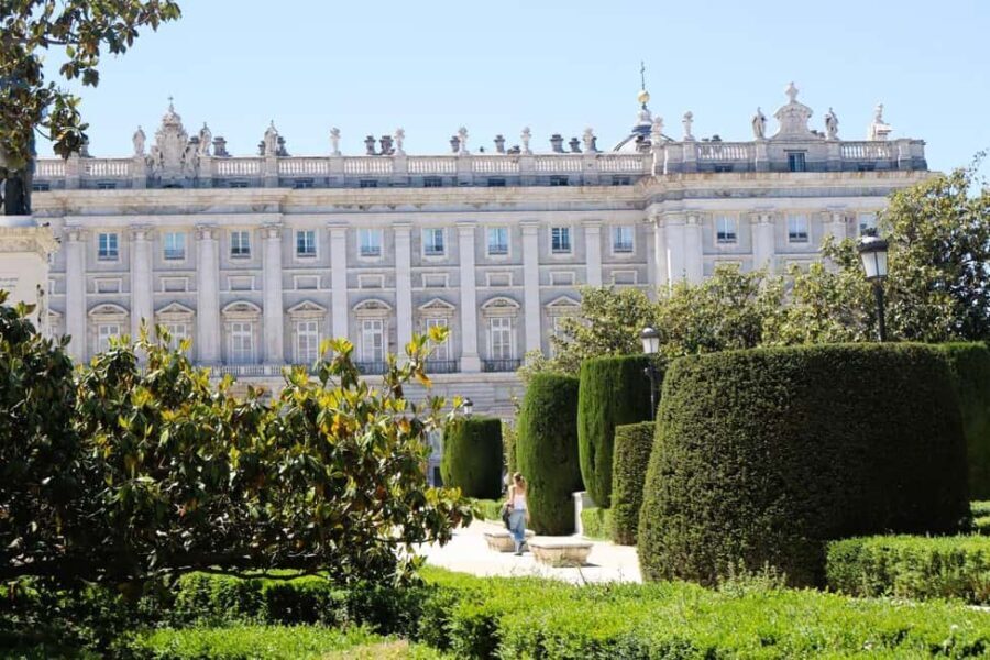 Explore Madrid in 60 minutes. Tuktour + tukguide - Key Points