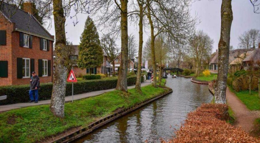 From Amsterdam: Giethoorn Guided Day Trip with Canal Cruise - What Makes This Tour Stand Out?