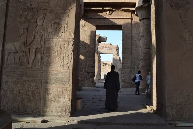 Full-Day Tour of Edfu and Kom Ombo Temples from Luxor - Stop 1: Temple of Horus in Edfu