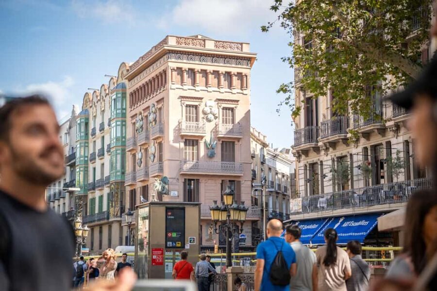 Guided tour of Barcelona in French (Old Town & Instagram spots) - Who Would Love This Tour?