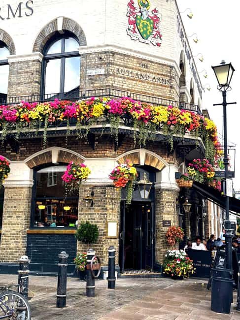Hammersmith: Scenic Riverside Walking Tour & Prosecco Toast - The Experience and Atmosphere