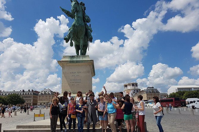 Historical treasure hunt in the city of Versailles - Guides and Group Dynamics