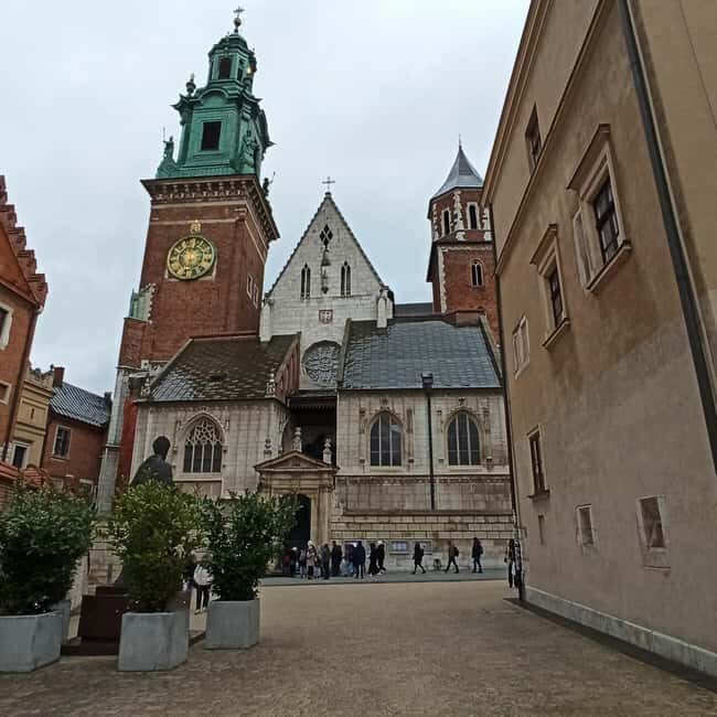 Krakow: Wawel Cathedral Guided Tour in Dutch - The Experience of Visiting Wawel Cathedral with a Guide
