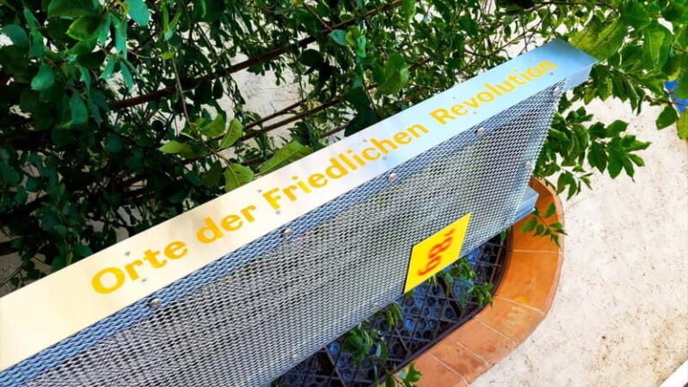 Leipzig: City Tour 2.0  Spot Past with Mobile Projections - The Value and Practicalities