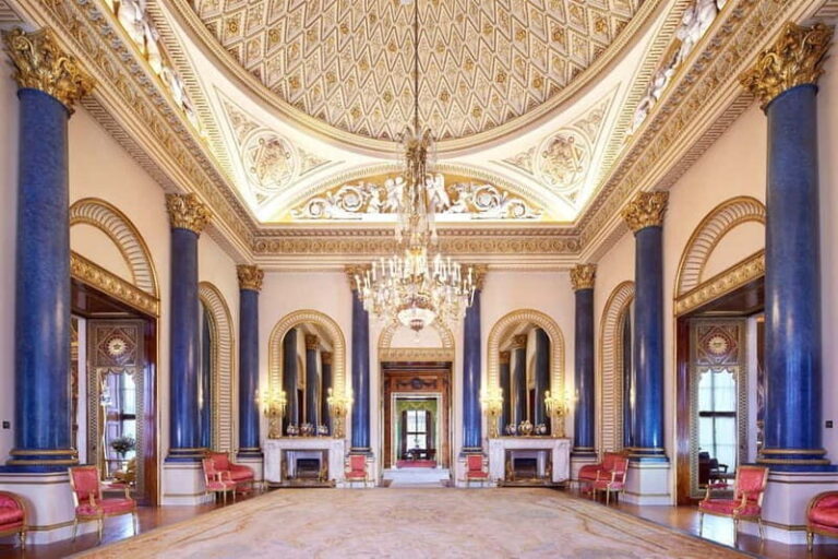 London: Buckingham Palace and Tea at The Clermont Hotel - The Logistics: Navigating Between Venues