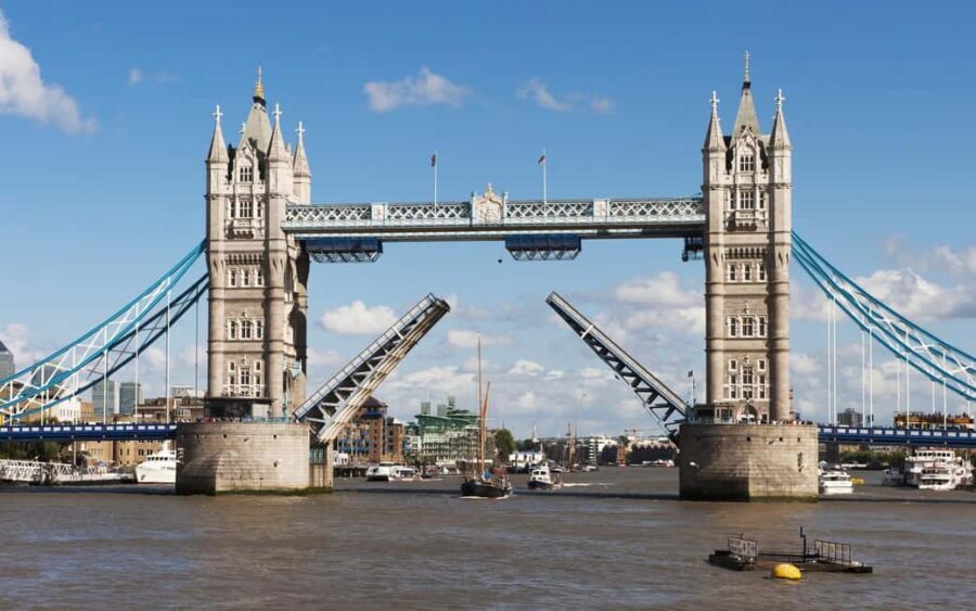 London: History on the banks of the Thames Walking Tour - Exploring London’s Architectural and Cultural Landscape