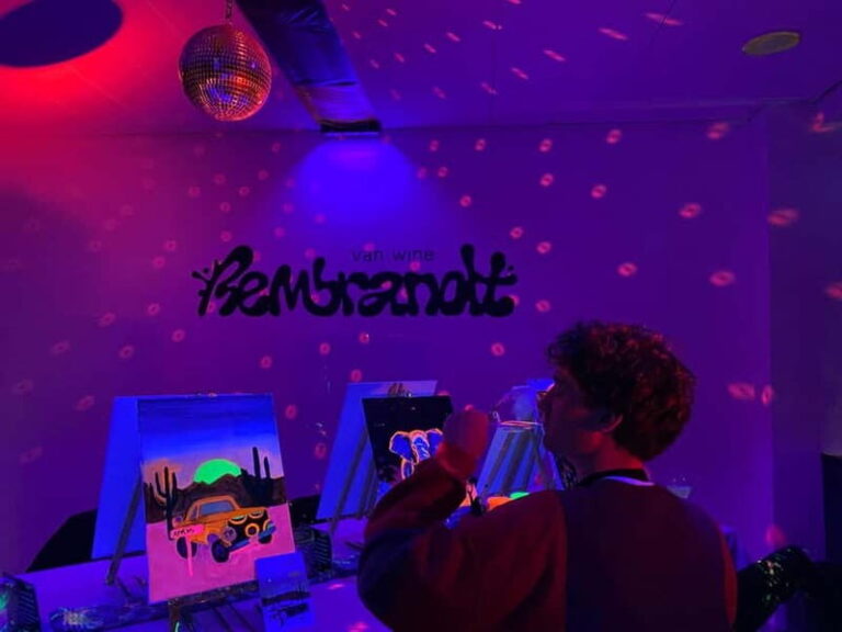 London: Paint and Sip in the Dark with Bottomless Drinks - The Drinks and Vibe
