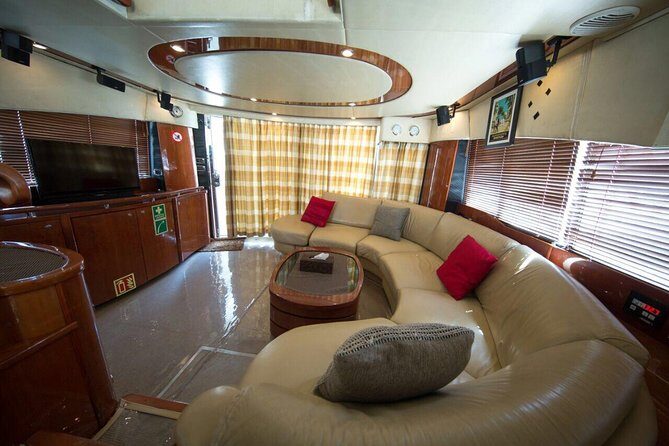 Luxury Yacht Tour Around Palm Island - An In-Depth Look at the Luxury Yacht Experience