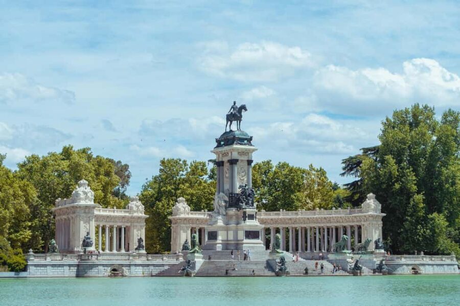 Madrid: Retiro Park Guided Walking Tour with Gourmet Tapas - The Perfect Combination: Nature and History
