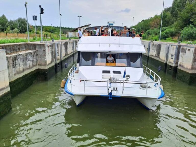 Mantua: Boat trip with a tour guide from the park to the port with the water lift - The Guide and the Experience